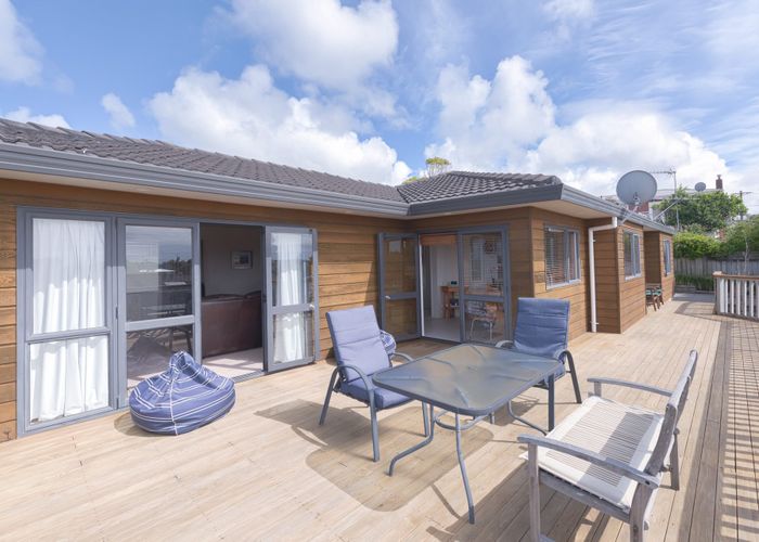  at 2/310 Wairau Rd, Glenfield, North Shore City, Auckland