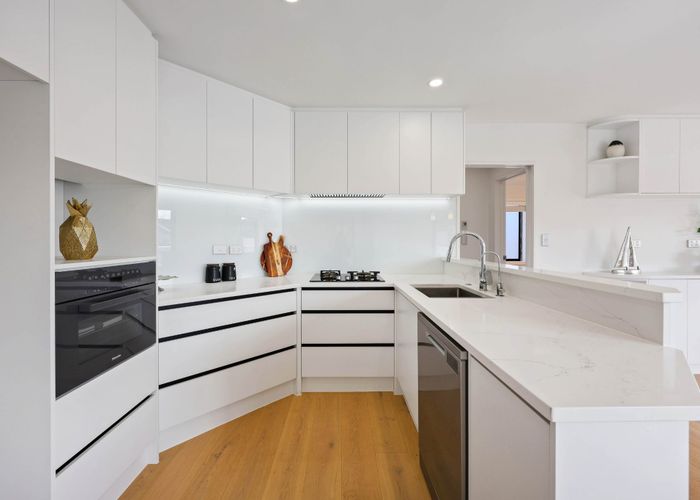  at 2/30 Eastern Beach Road, Eastern Beach, Manukau City, Auckland