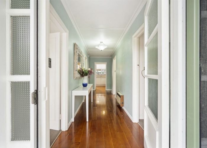  at 21 Waterview Road, Stanley Point, Auckland