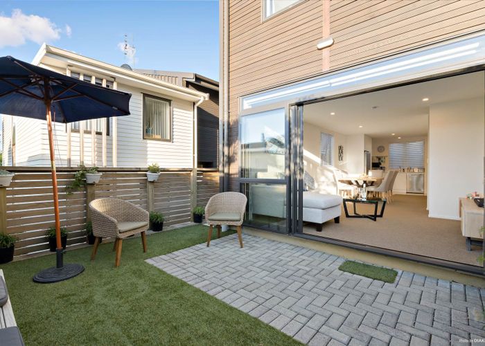  at 8/15 Chivalry Road, Glenfield, Auckland