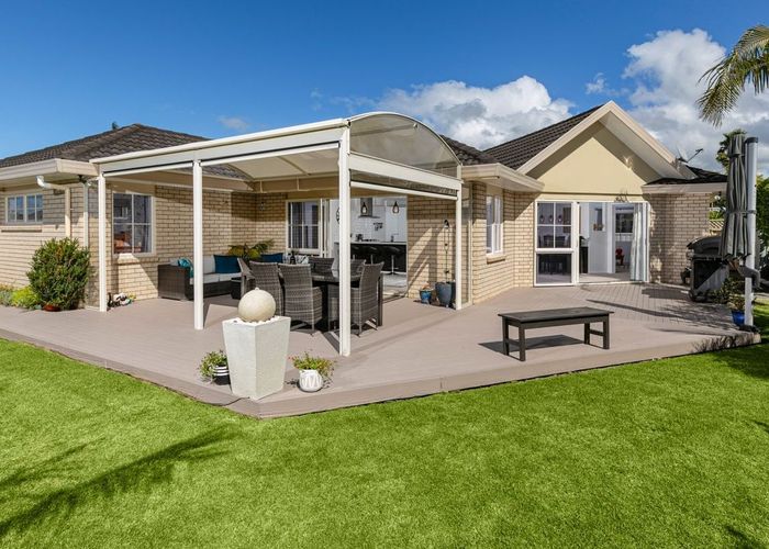  at 27 Summerland Drive, Henderson, Auckland