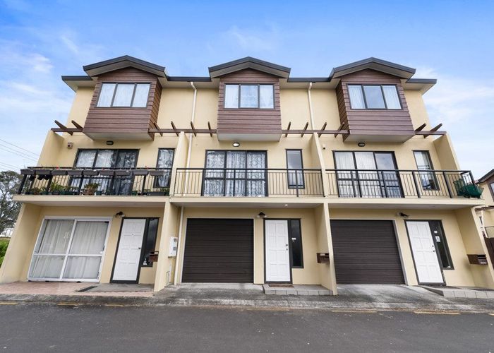  at 2/8 Margan Avenue, New Lynn, Auckland