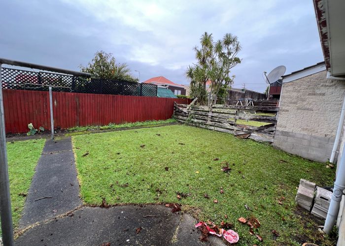  at 2/30 McLeod Rd, Henderson, Waitakere City, Auckland