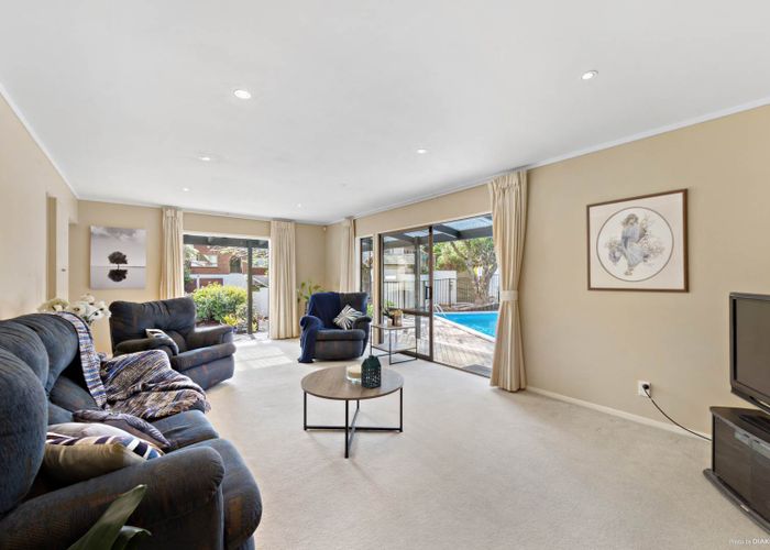  at 54 Holyoake Place, Chatswood, Auckland