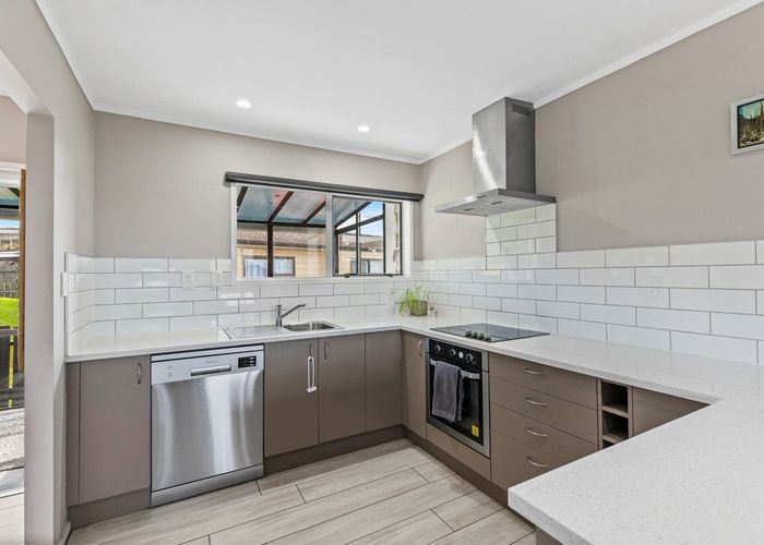  at 2/2 Forsythe Place, Massey, Waitakere City, Auckland