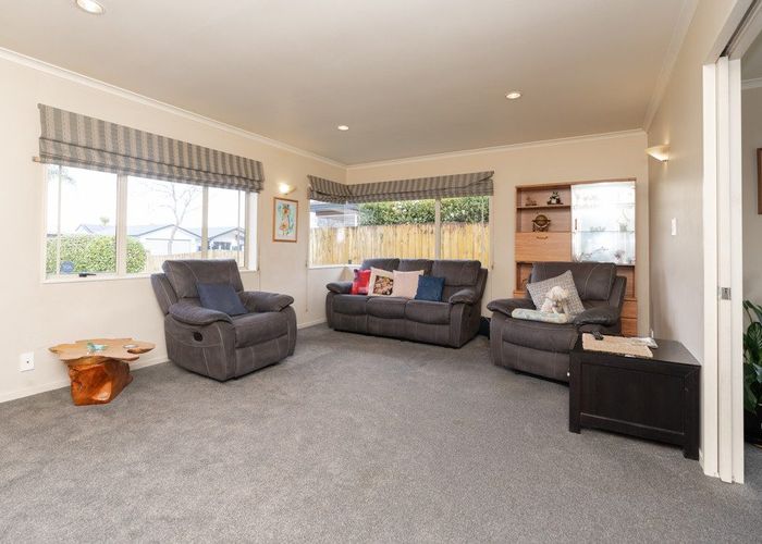  at 9 Bouverie Crescent, Flagstaff, Hamilton