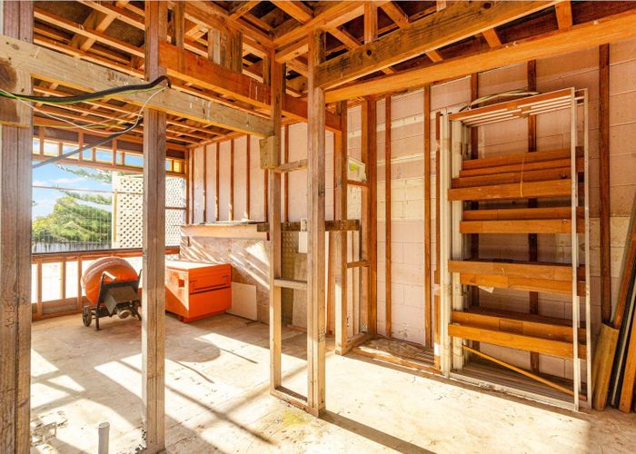  at 2/92 Titirangi Road, New Lynn, Auckland