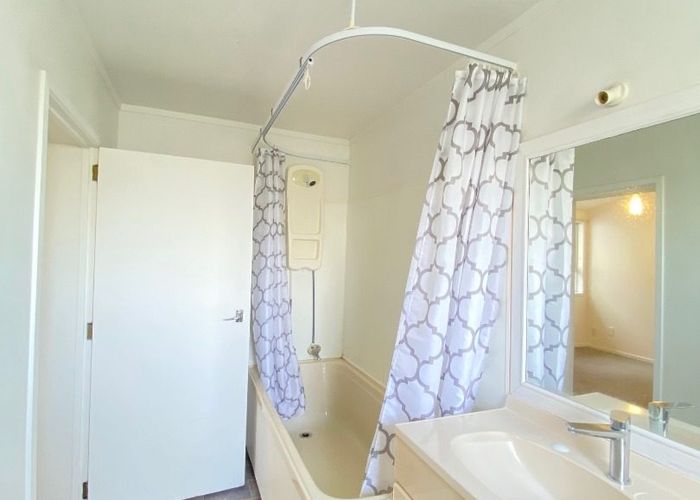  at 48A Valley View Road, Glenfield, North Shore City, Auckland