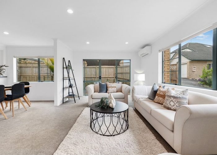  at 2/202 Botany Road, Botany Downs, Auckland