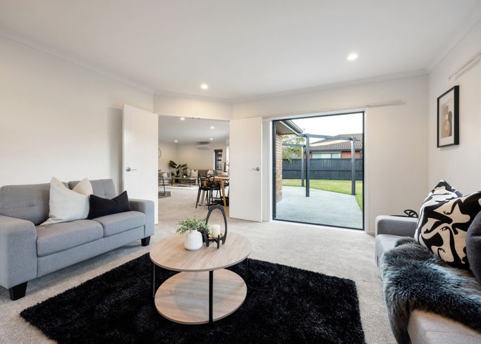  at 33 Ravenscourt Place, Huntington, Hamilton