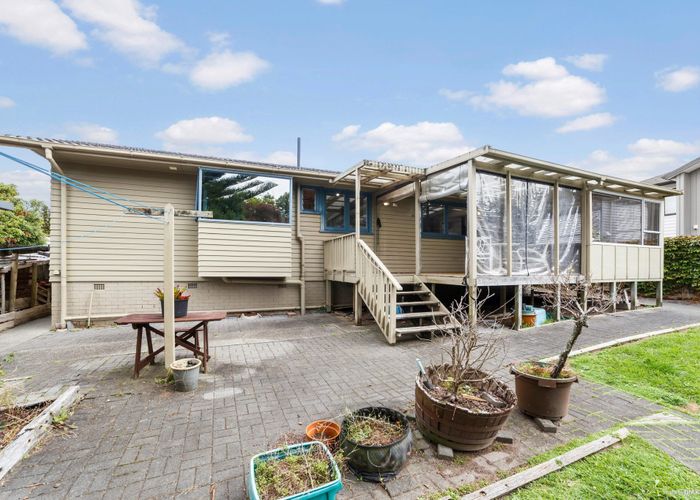  at 6 Rosalind Road, Glenfield, Auckland
