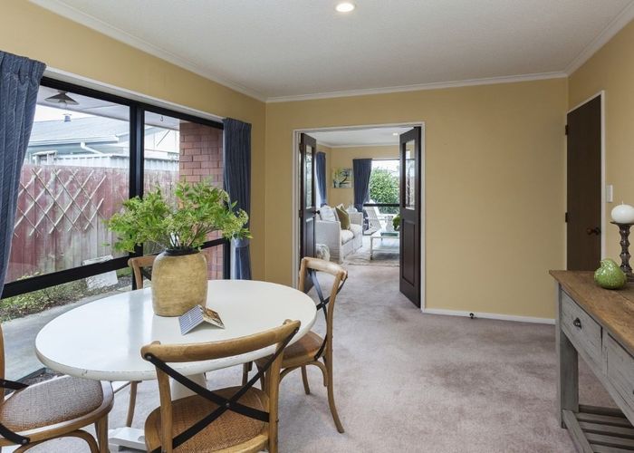  at 2/27 Waimairi Road, Upper Riccarton, Christchurch City, Canterbury