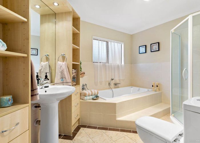  at 2/18 Maidstone Place, Oteha, North Shore City, Auckland