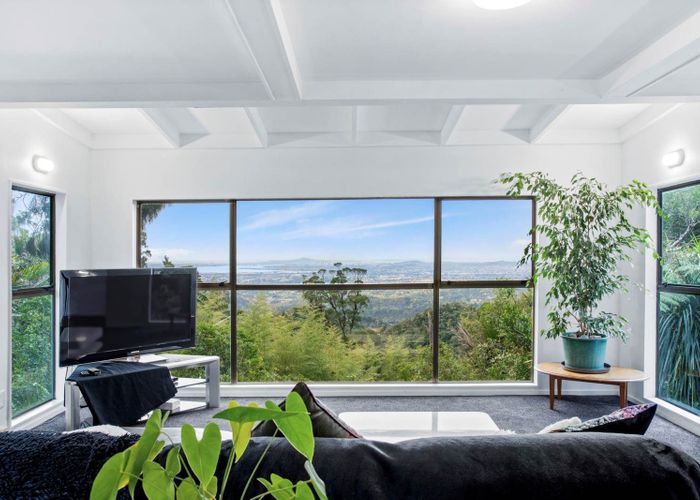  at 33 Quinns Road, Waiatarua, Waitakere City, Auckland