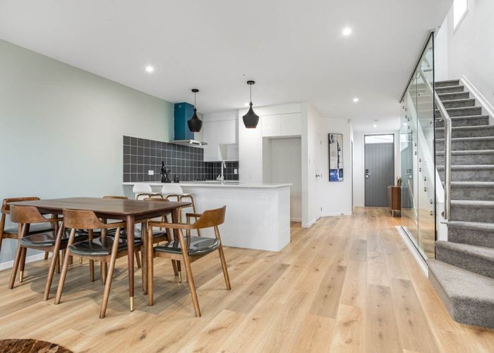  at 4/10 Vinifera Place, Fairview Heights, Auckland