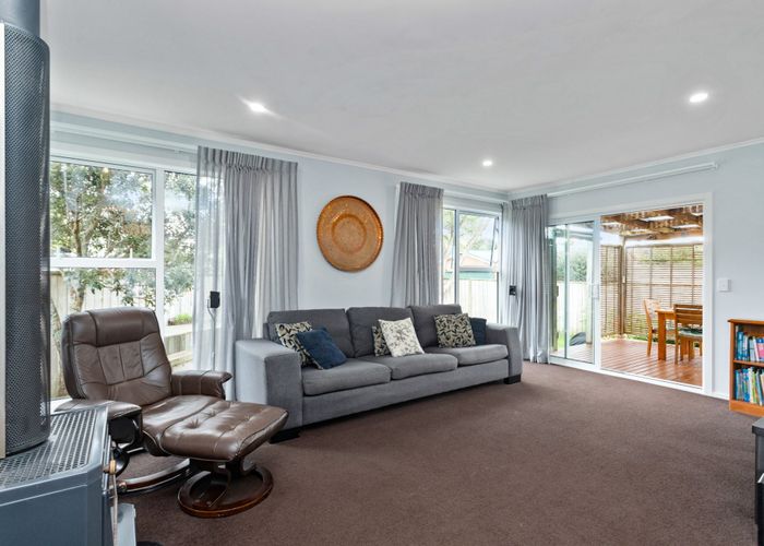  at 9 John F Kennedy Place, Glen Eden, Auckland
