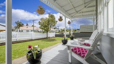  at 16 Fairfax Avenue, Northcote, Auckland