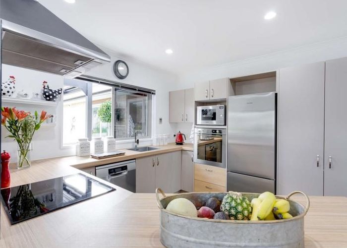 at 18 McEwen Crescent, Riverstone Terraces, Upper Hutt