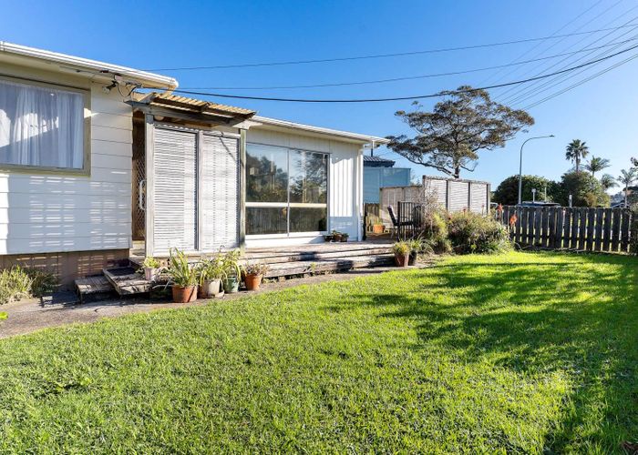  at 1/2 Barron Drive, Green Bay, Waitakere City, Auckland