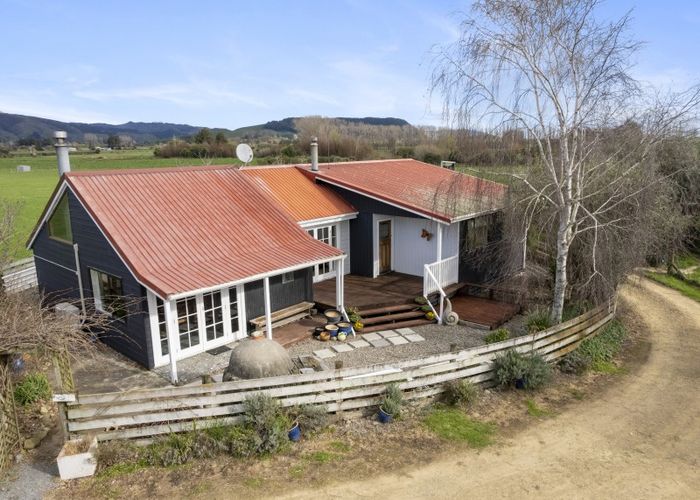 Free property data for 103 Waikawa Beach Road, Manakau homes.co.nz