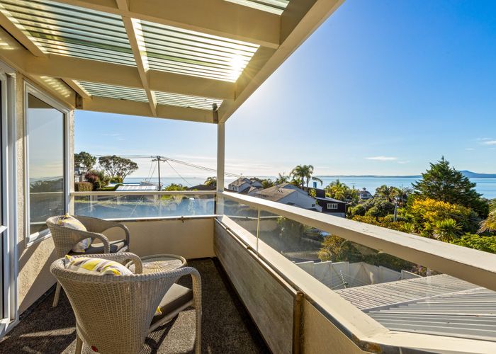  at 1/102 Churchill Road, Rothesay Bay, Auckland