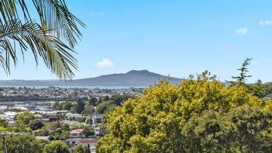  at 1/1 Tetrarch Place, Tōtara Vale, Auckland