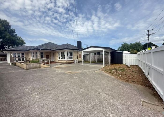  at 2/11 Church Road, Māngere Bridge, Auckland