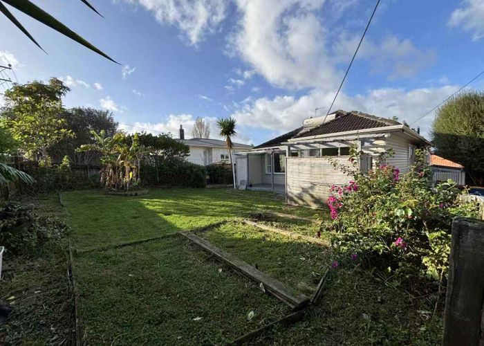  at 1/56 Roberts Road, Glenfield, North Shore City, Auckland