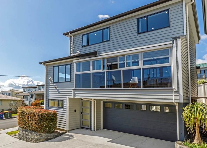  at 14A Woodall Place, Totara Vale, Auckland