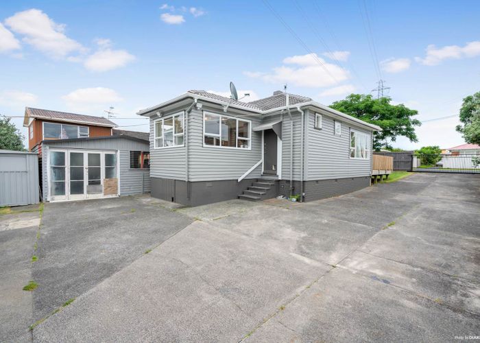  at 8 Wedgwood Avenue, Mangere East, Auckland