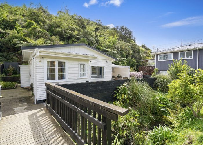  at 42 Lincoln Avenue, Tawa, Wellington