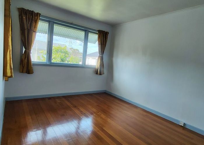  at 33 Hoskins Avenue, Hillsborough, Auckland