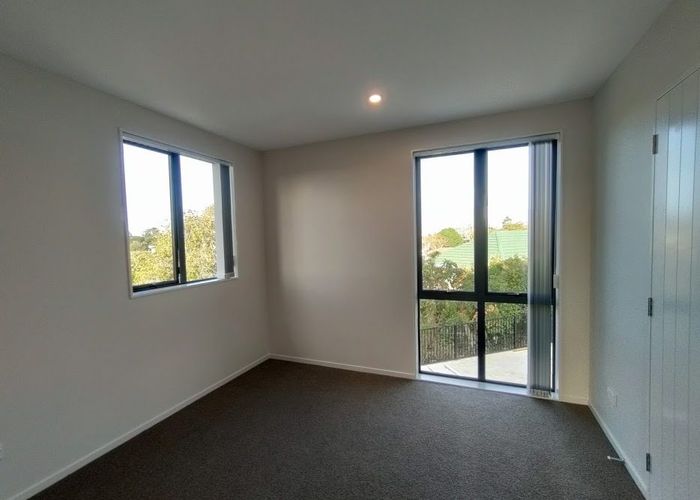  at 4/9 Beaufield Lane , Te Atatu Peninsula, Waitakere City, Auckland