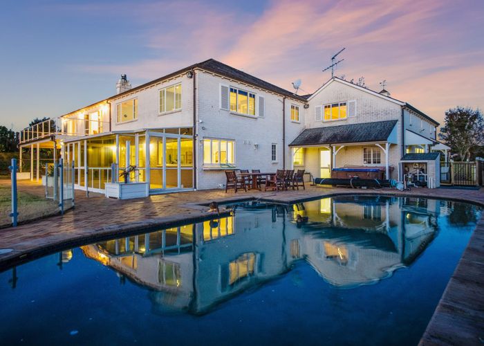 For sale 52 Porterfield Road, Whitford, Manukau City, Auckland