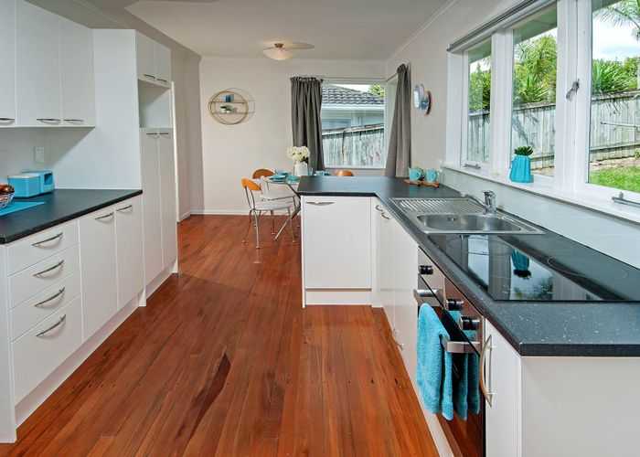  at 2/6 Braebank Lane, Te Atatu South, Auckland