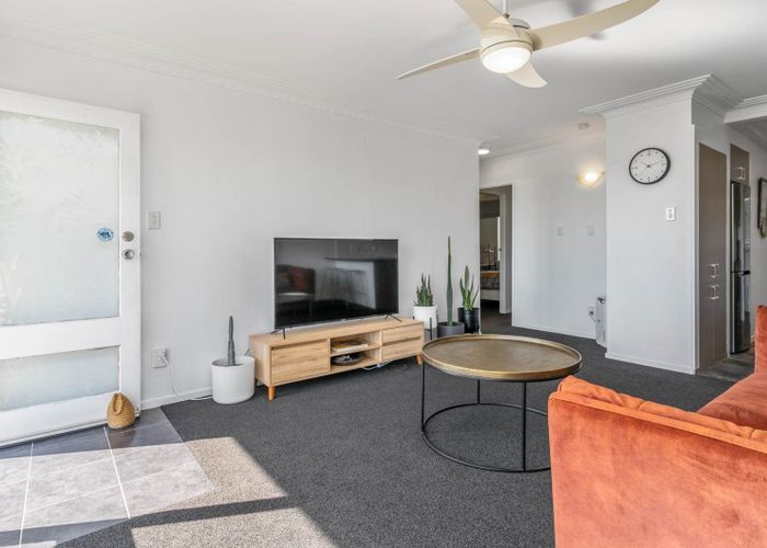  at 1B De Val Drive, New Lynn, Waitakere City, Auckland