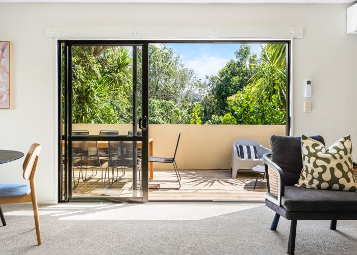  at 4 Awaroa Road, Sunnyvale, Auckland