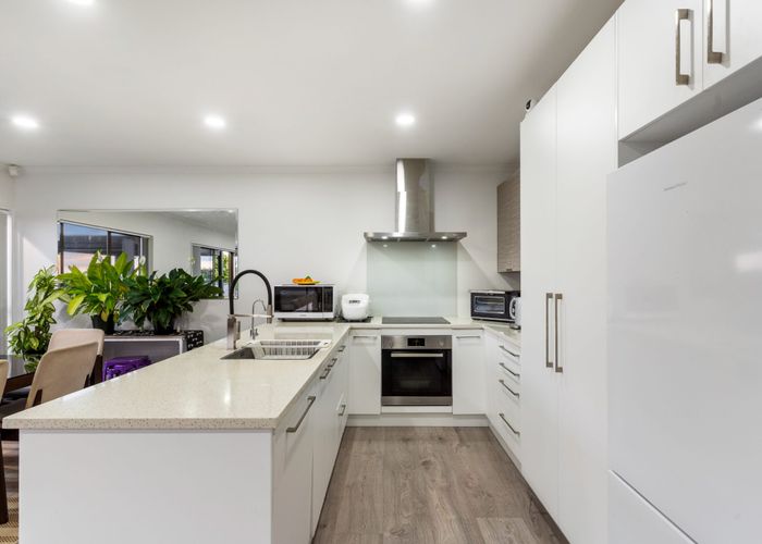  at 2/36 Browns Bay Road, Rothesay Bay, North Shore City, Auckland