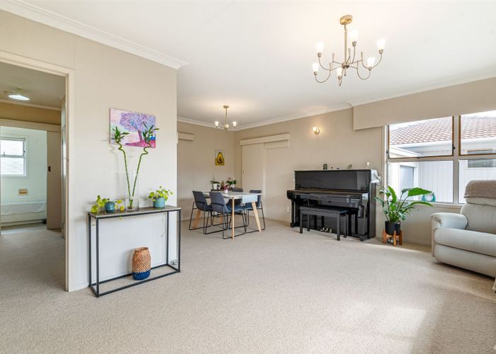  at 2/39 Eversleigh Road, Belmont, Auckland