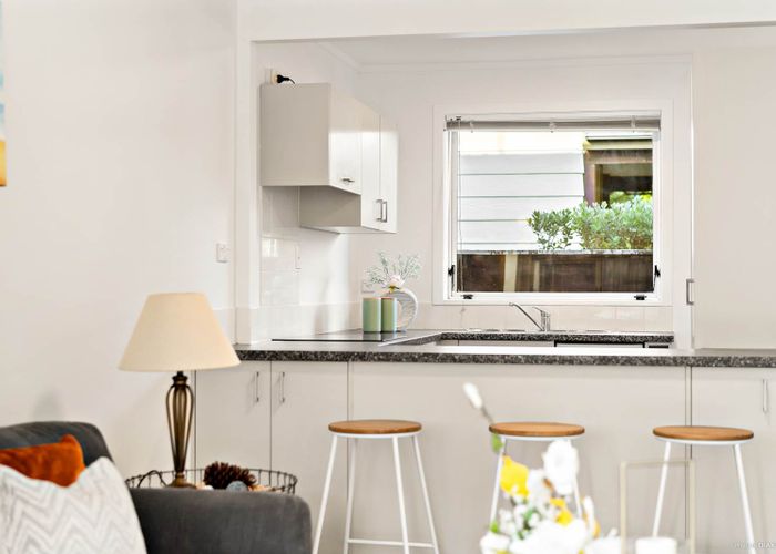  at 2/9 Buxton Street, Point Chevalier, Auckland