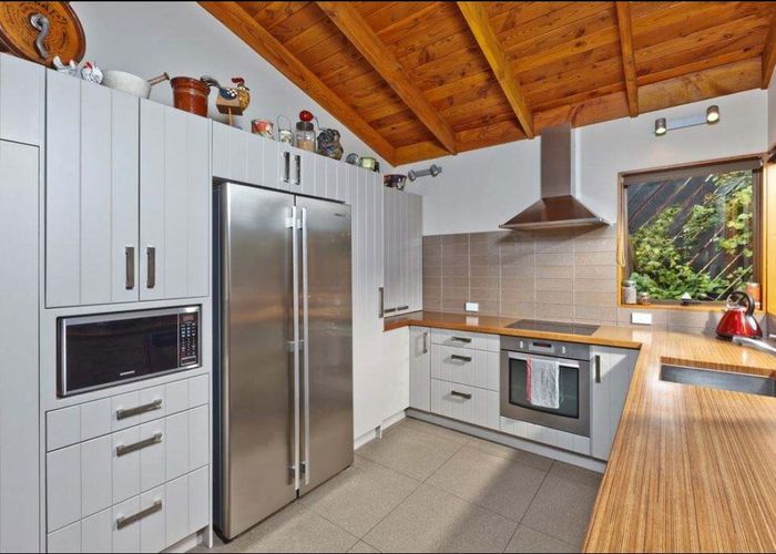 at 8 Elmira Place, Browns Bay, North Shore City, Auckland