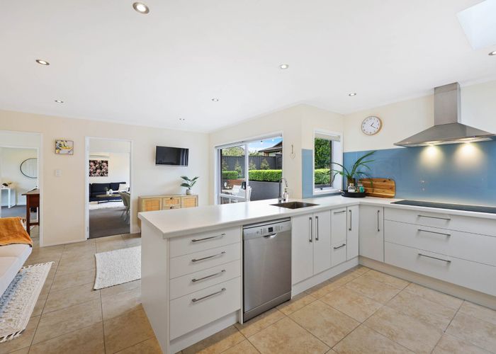  at 6 Camira Place, Botany Downs, Manukau City, Auckland
