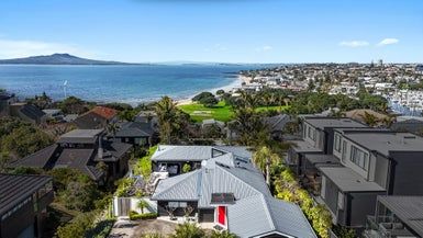  at 2/16 Marama Street, Castor Bay, Auckland