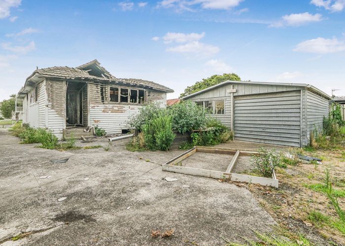  at 24 Paul Crescent, Fairfield, Hamilton