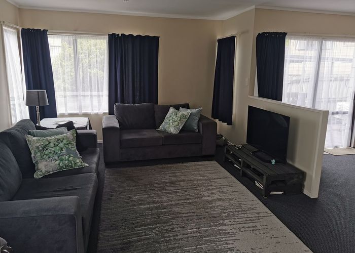  at 42 Sandgate Avenue, Botany Downs, Auckland