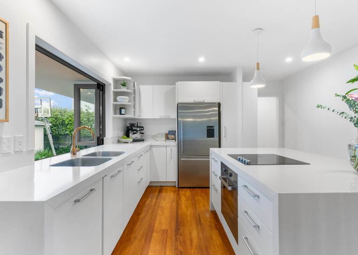  at 2/21 Montgomery Avenue, Rothesay Bay, North Shore City, Auckland
