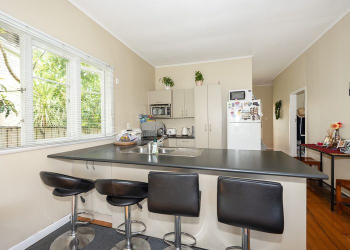 at 2 Riverpark Crescent, Henderson, Waitakere City, Auckland