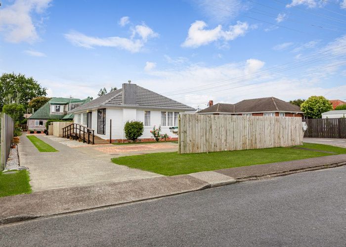  at 32 Edwards Avenue, Henderson, Auckland