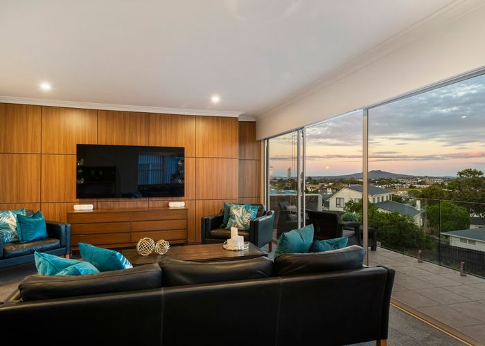  at 18 Martin Crescent, Northcote, Auckland