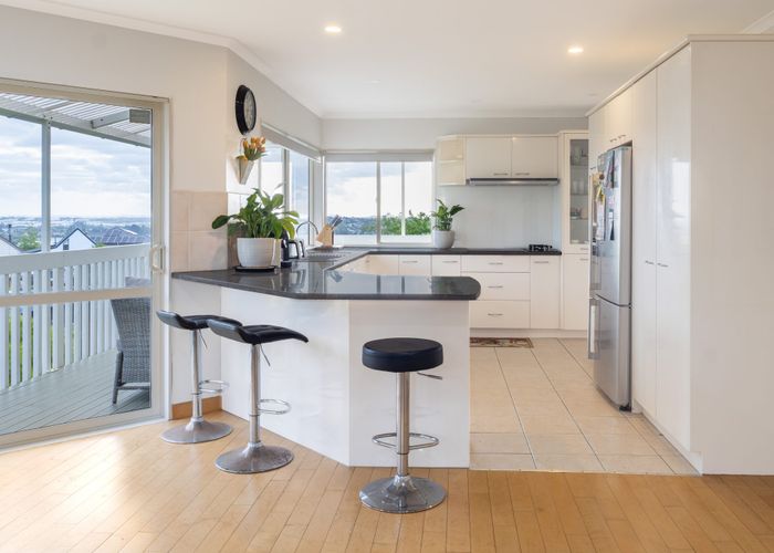  at 16 McCahill Views, Botany Downs, Manukau City, Auckland